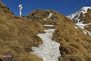 56 Salendo al Passo di Salmurano (2017 m) sul Sentiero delle Orobie 101
